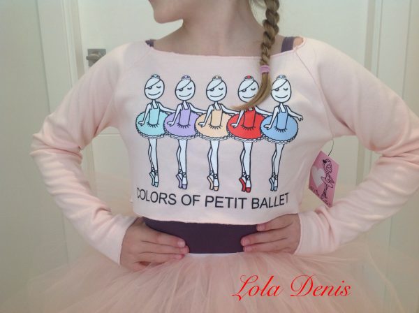 Camiseta rosa de niña con cinco bailarinas y el nombre de marca "Colors of Petit ballet"