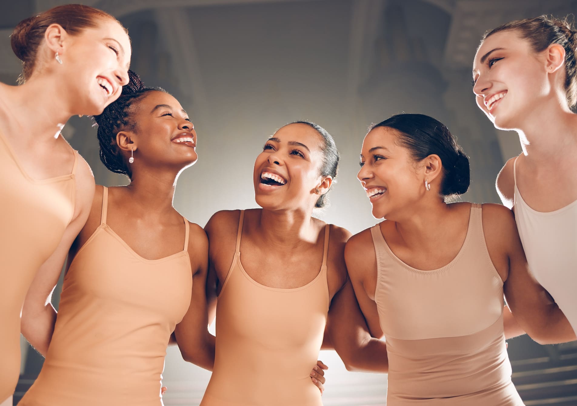 Grupo de bailarinas de ballet mirándose sonriendo