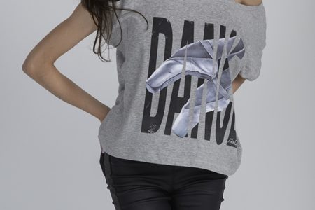 Camiseta gris de mujer con la palabra "DANCE" en grande